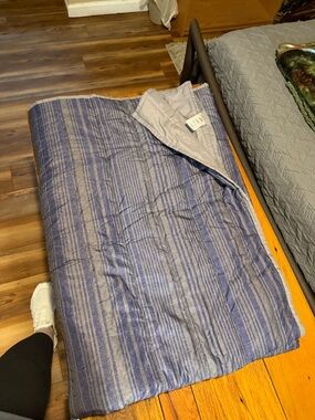 Twin size izod comforter